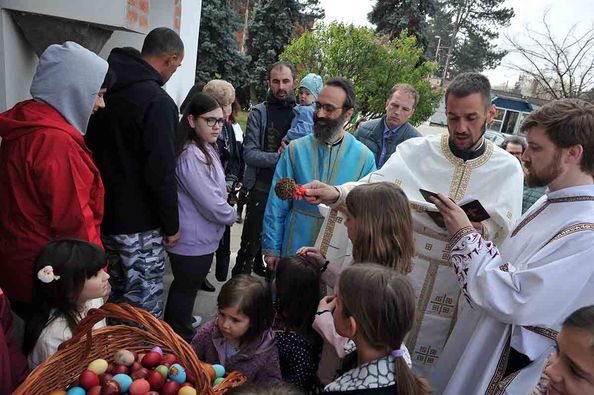 Sveta-liturgija-na-Vaskrs-u-Hramu-Svetih-lekara-i-besrebrenika-Kozme-i-Damjana-u-Valjevu-FOTO-Dragan-Krunic-Objektiva.rs-16-04-2023