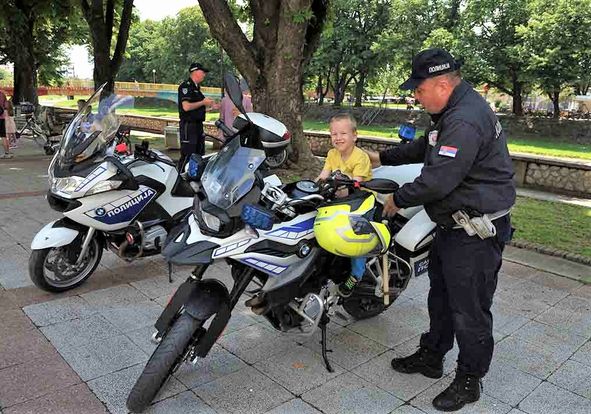 Valjevo-vesti-Objektiva.rs-Foto-Dragan-Krunic-takticko-tehnicki-zbog-dete-na-motoru-sa-policajcem-04-06-2023.